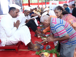 मुंबईत ‘डबेवाले’ बांधवांच्या सन्मानार्थ वैद्यकीय पडताळणी आणि पाद्यपूजा !