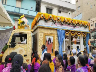 श्री सत्यसाईबाबांच्या रथासह चरण पादुकांचा नगर शहरासह उपनगरांत विहार