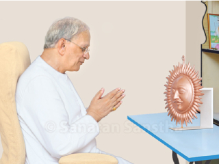सच्चिदानंद परब्रह्म डॉ. आठवले यांच्या खोलीतील देवघरातील सूर्यदेवाच्या चेहर्‍याच्या प्रतिमेत झालेले पालट आणि त्यामागील अध्यात्मशास्त्र !