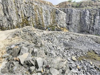 दोडामार्गमध्ये गायरान भूमीवर काळ्या दगडाच्या खाणीला ग्रामस्थांचा विरोध !