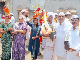 पंढरपूर येथे जाणार्‍या दिंड्यांना श्री सद्गुरु रामचंद्र महाराज मठाकडून वृक्षारोपणासाठी रोपे भेट !