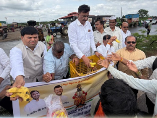 ‘राजेश नाईक फाऊंडेशन’कडून फलटण येथे वारकर्‍यांना राजगिराचे लाडू, तसेच फराळ वाटप !