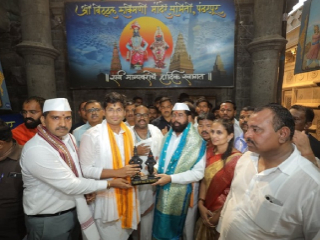 उपमुख्यमंत्री एकनाथ शिंदे यांनी घेतले श्री विठ्ठल-रुक्मिणीमातेचे मुखदर्शन !