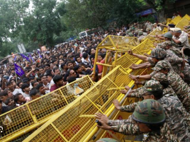‘कॉकरोच जनता पार्टी’चा संसदेवर जाणारा मोर्चा हिंसक : पोलिसांनी लाठीमार करून पांगवले