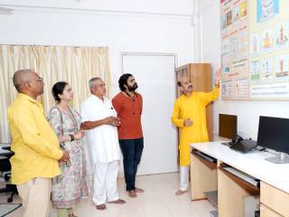 प्रसिद्ध चित्रपट अभिनेते चिन्मय उदगीरकर आणि अभिनेत्री मोहिनी पोतदार यांची सनातनच्या आश्रमाला सदिच्छा भेट !