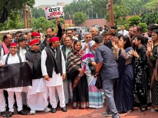 संसदेत विरोधी पक्षांकडून गदारोळ : दोन्ही सभागृहांचे कामकाज काही घंट्यांसाठी स्थगित