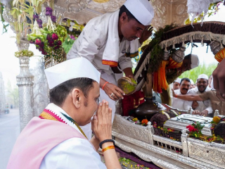 संतश्रेष्ठ ज्ञानेश्वर महाराज आणि जगद्गुरु संत तुकाराम महाराज यांच्या पादुकांचे मुख्यमंत्र्यांनी घेतले दर्शन !