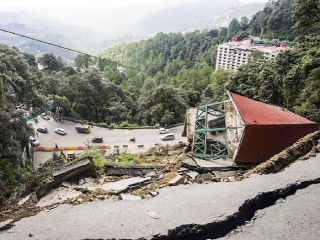 Himachal Pradesh Natural Disasters : नैसर्गिक आपत्तीमुळे १ सहस्र कोटी रुपयांची हानी