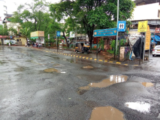 ऐरोली बसस्थानकात मोठ्या पावसानंतर खड्डे