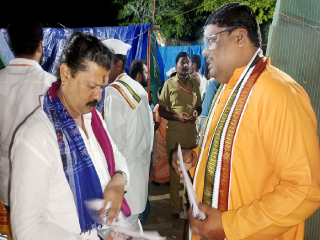 पंढरपूर येथे होणार्‍या वारकरी महाअधिवेशनाच्या निमित्ताने विविध संत, कीर्तनकार, मंदिरांचे प्रमुख यांना निमंत्रण आणि भेटी !