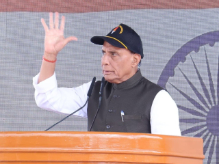 भारत ‘सेमीकंडक्टर’ बनवत आहे, तर पाकिस्तान आत्मघाती आतंकवादी निर्माण करत आहे ! –  Rajnath Singh