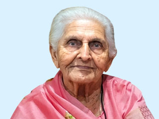 वयोवृद्ध असूनही स्वावलंबी आणि प्रेमळ असणार्‍या ६४ टक्के आध्यात्मिक पातळीच्या वापी (गुजरात) येथील श्रीमती वीरमतीबेन शुक्ल (वय ८९ वर्षे)!