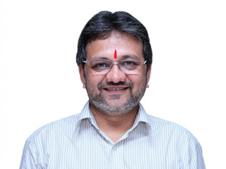 प्रसिद्धी पराङ्मुख आणि इतरांना साहाय्य करणारे ६५ टक्के आध्यात्मिक पातळीचे मुंबई येथील सनदी लेखापाल (चाटर्ड अकाऊंटंट) श्री. मनीष पारेख (वय ६० वर्षे) !