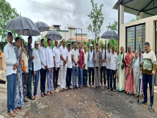 राजू यादव यांच्याकडून उंचगाव (जिल्हा कोल्हापूर) येथे १२० ज्येष्ठ नागरिकांना छत्री वाटप !