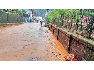 सावंतवाडी शहरात गटारे तुंबल्याने पावसाचे पाणी रस्त्यावर