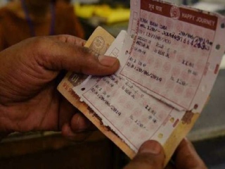 पश्चिम रेल्वेत ५ वर्षांत तिकीट दलालीची २ सहस्र ८८५ प्रकरणे : अटक झालेल्यांची माहितीच उपलब्ध नाही !